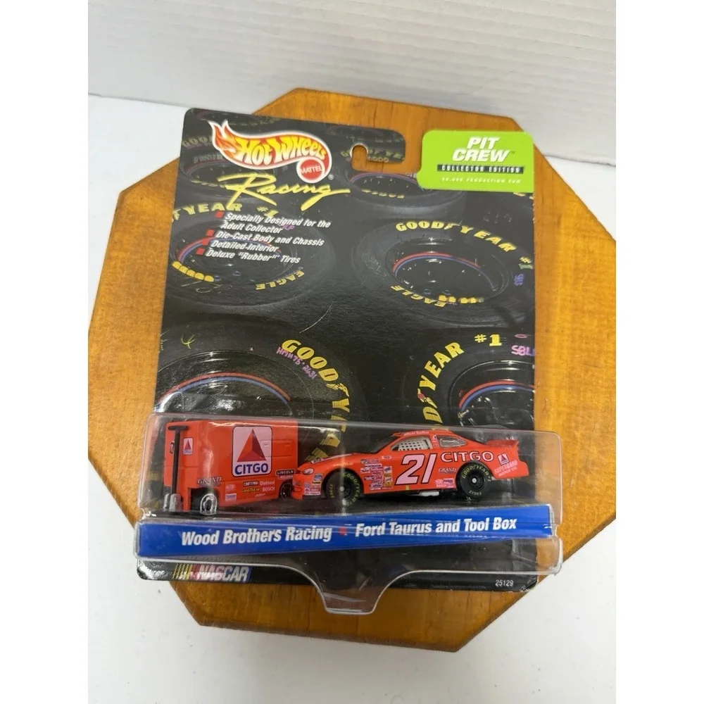 1999 Hot Wheels Racing Wood Brothers #21 Ford Taurus Pit Crew Citgo NASCAR‎